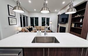 Panorama Mountain Escape - sleeps 12, Private Hot tub - Panorama, Canada