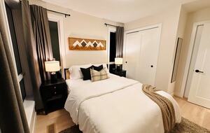 Panorama Mountain Escape - sleeps 12, Private Hot tub - Panorama, Canada