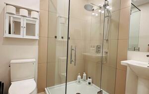 Panorama Mountain Escape - sleeps 12, Private Hot tub - Panorama, Canada