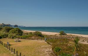 Beachfront Paradise | Whiritoa Beach Home - Whangamatā, New Zealand