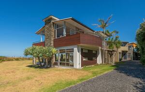 Beachfront Paradise | Whiritoa Beach Home - Whangamatā, New Zealand