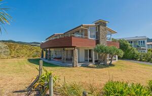 Beachfront Paradise | Whiritoa Beach Home - Whangamatā, New Zealand