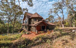 Wine Country Estate - Grants Pass, Oregon