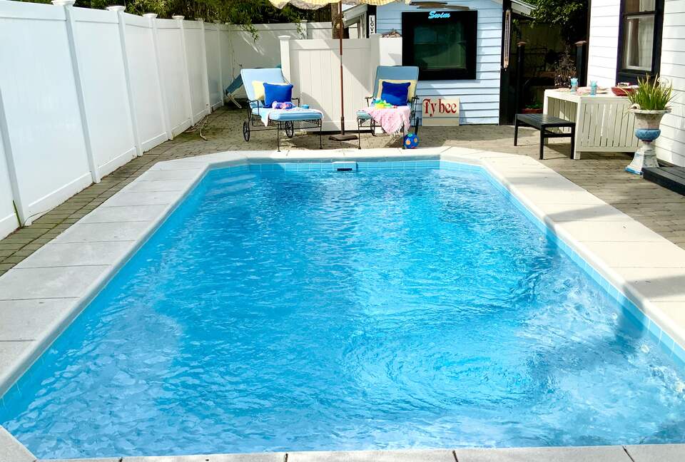 Heated pool, hot tub, sauna few minutes walk to beach, 6Max