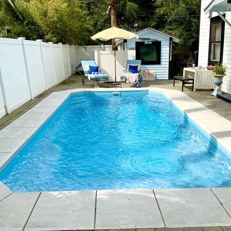 Heated pool, hot tub, sauna few minutes walk to beach, 6Max