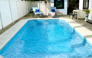 Heated pool, hot tub, sauna few minutes walk to beach, 6Max