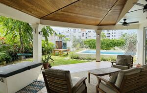 Large outside patio & pool + jacuzzi