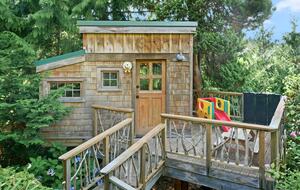 Kids tree house / playhouse in backyard