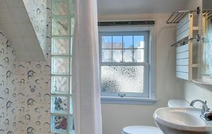 Upstairs full bathroom