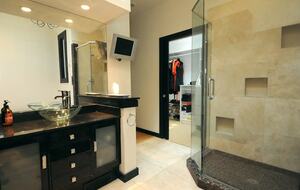 Full bathroom 1