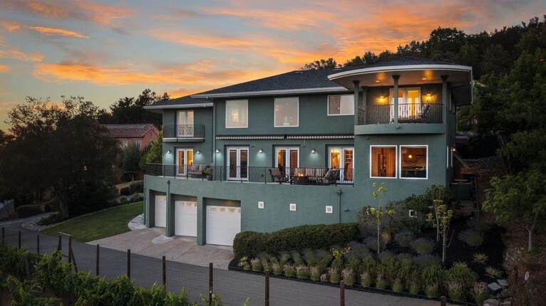 Healdsburg Retreat: Views & Vineyards - Luxury Home Exchange in