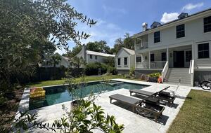 Mount Pleasant Contemporary Charmer - Mount Pleasant, South Carolina