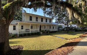 Mount Pleasant Contemporary Charmer - Mount Pleasant, South Carolina