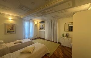 Elegant Home Gallery - Bologna, Italy