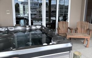 Hot tub, lounge area