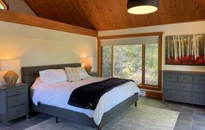 Modern Cottage in Pristine Mountain Setting - Lac-Sainte-Marie, Canada