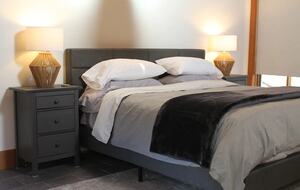 Modern Cottage in Pristine Mountain Setting - Lac-Sainte-Marie, Canada