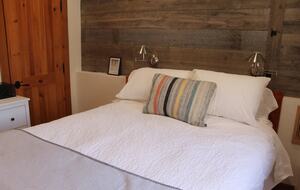 Modern Cottage in Pristine Mountain Setting - Lac-Sainte-Marie, Canada