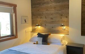 Modern Cottage in Pristine Mountain Setting - Lac-Sainte-Marie, Canada