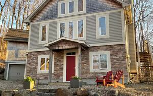 Modern Cottage in Pristine Mountain Setting - Lac-Sainte-Marie, Canada