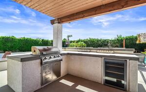 Entertainment Paradise with Putting Green & Tiki Bar - Palm Springs, California