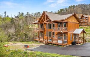 Luxury Cabin GETAWAY-Location-View-HotTub+more - Sevierville, Tennessee