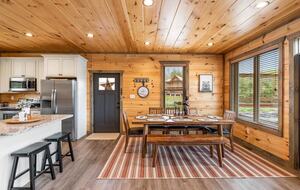 Luxury Cabin GETAWAY-Location-View-HotTub+more - Sevierville, Tennessee