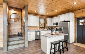 Luxury Cabin GETAWAY-Location-View-HotTub+more - Sevierville, Tennessee