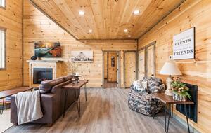 Luxury Cabin GETAWAY-Location-View-HotTub+more - Sevierville, Tennessee