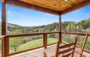 Luxury Cabin GETAWAY-Location-View-HotTub+more - Sevierville, Tennessee