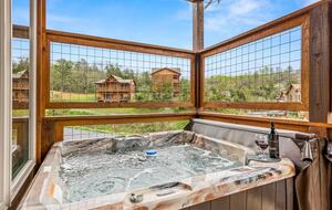 Luxury Cabin GETAWAY-Location-View-HotTub+more - Sevierville, Tennessee
