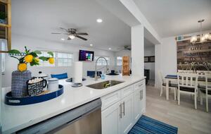 Coastal Comfort: Stylish Jacksonville Beach House - Jacksonville Beach, Florida