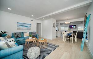 Coastal Comfort: Stylish Jacksonville Beach House - Jacksonville Beach, Florida