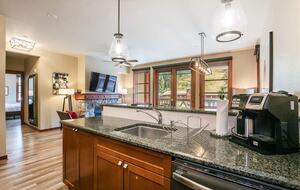 Luxury Alpine Retreat w Stunning Views & Summer/Fall Adventures at Palisades Tahoe - Olympic Valley, California