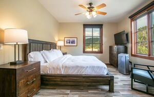 Luxury Alpine Retreat w Stunning Views & Summer/Fall Adventures at Palisades Tahoe - Olympic Valley, California