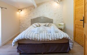 Mas De La Source Farmhouse - Aleyrac, France