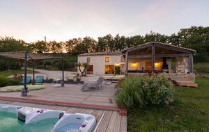 Mas De La Source Farmhouse - Aleyrac, France