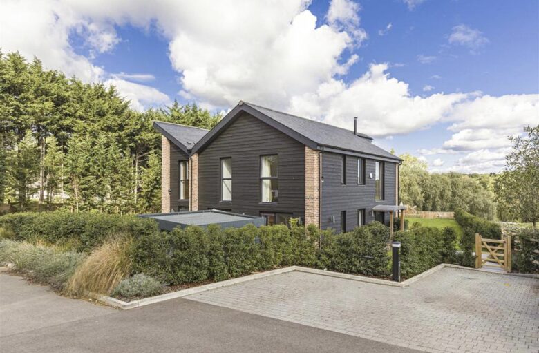 Countryside Elegance with Private Gardens - Newgate street, United Kingdom