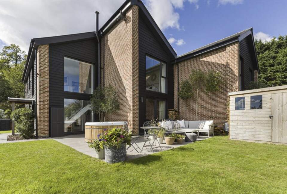 Countryside Elegance with Private Gardens - Newgate street, United Kingdom