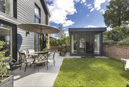Countryside Elegance with Private Gardens - Newgate street, United Kingdom