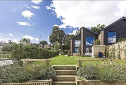 Countryside Elegance with Private Gardens - Newgate street, United Kingdom