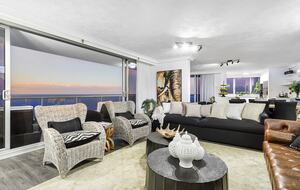 Luxurious Skyhome with Panoramic Views & Beach Location - Gold Coast, Australia