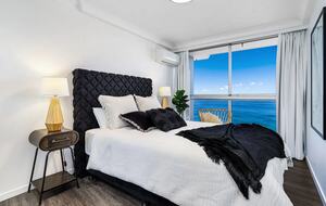 Luxurious Skyhome with Panoramic Views & Beach Location - Gold Coast, Australia