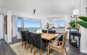 Luxurious Skyhome with Panoramic Views & Beach Location - Gold Coast, Australia