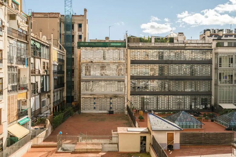 Barcelona 6 Bedroom Flat in L'Eixample - Barcelona, Spain