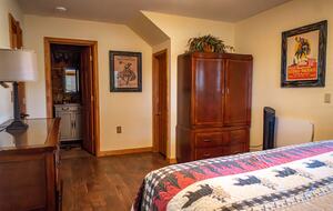 Lower Level Bedroom - King w/Ensuite Bathroom