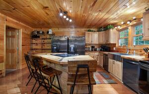 Luxury Mountain Lodge - Gatlinburg, Tennessee