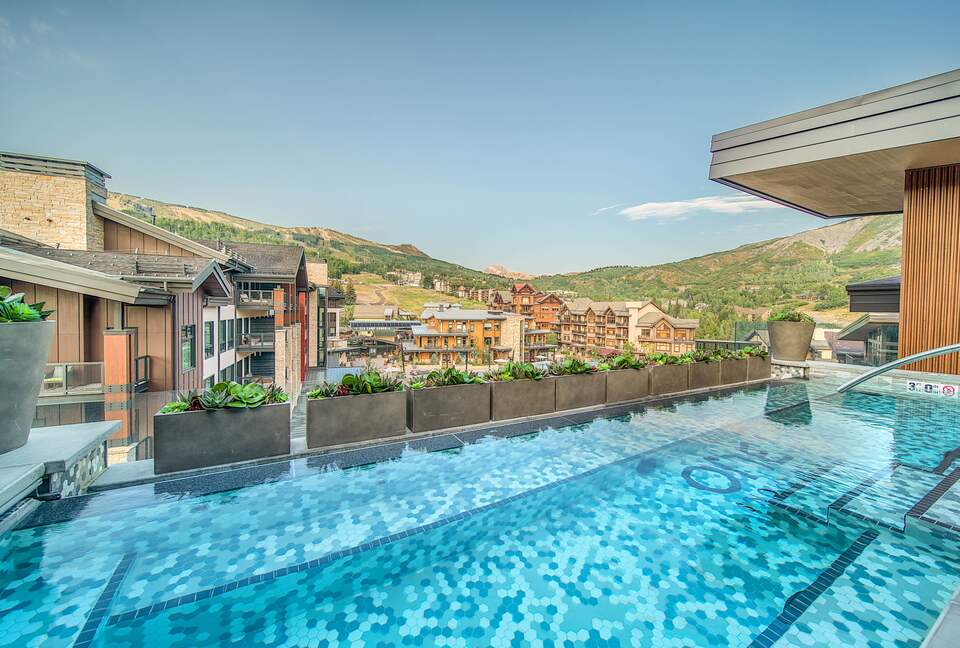 A Ski-In, Ski-Out Residence in Snowmass Base Village with Rooftop Pool - Snowmass Village, Colorado