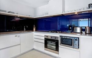 Luxury Ocean View Spa Apartment - Gold Coast, Australia