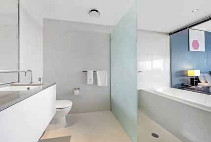 Luxury Ocean View Spa Apartment - Gold Coast, Australia